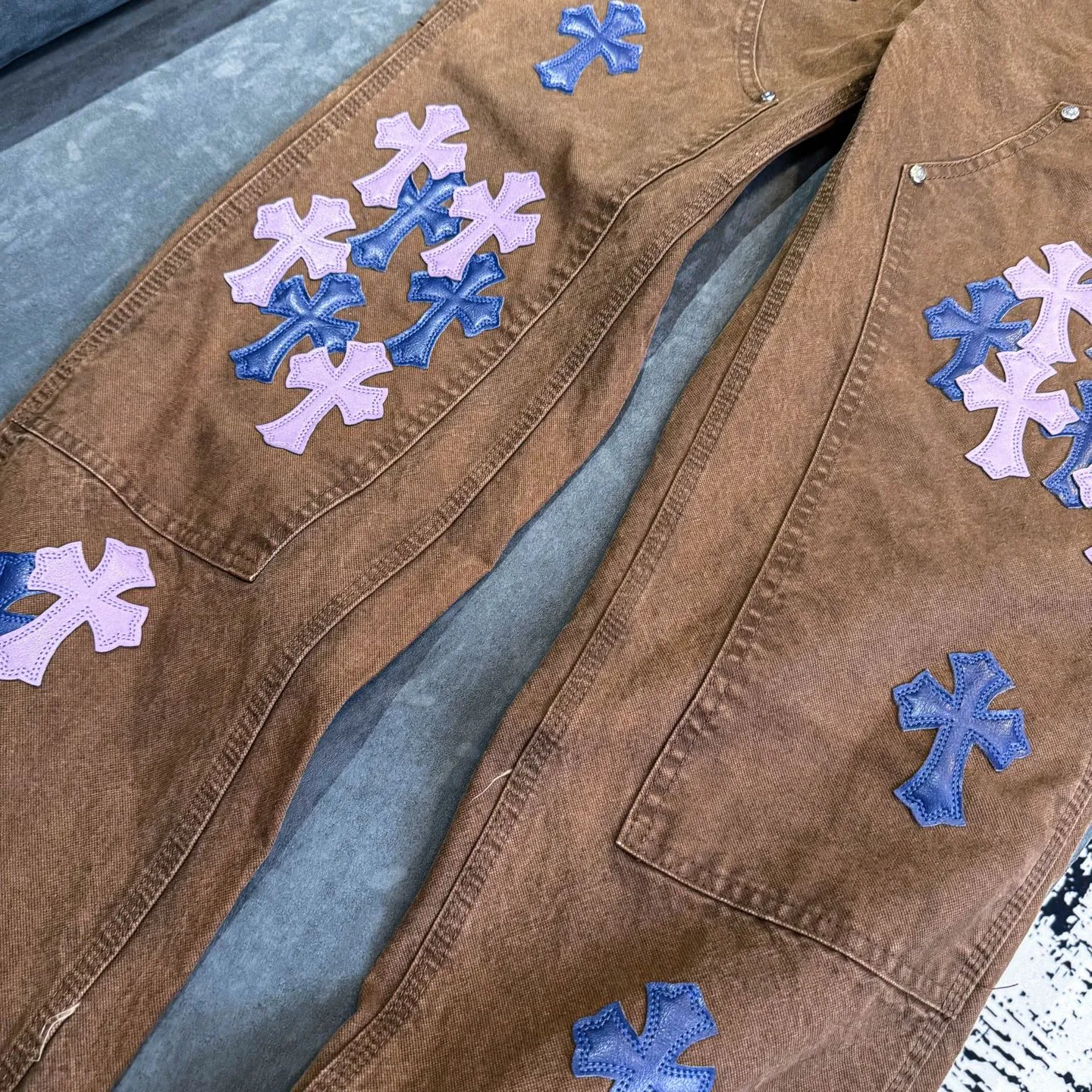 P300 Chrome Hearts Chrome Hearts Brown Logging Purple Multi-Leather Jeans Multi-leather Label Work Jeans CH Jeans All need to be washed and then disassembled and hand-stitched with sheepskin cross leather and then spliced together to complete. The whole process is too complicated to describe. About Chrome Hearts This is an extremely luxurious fashion brand that can also be called the aristocrat of the high street. It has always been an exclusive brand for some hipsters or the rich second generation. Compared with ordinary high streets, it is more luxurious and noble. Compared with luxury brands, it has a more fashionable personality. It has always been a brand that I have a special liking for. Color: Brown Size: 28 30 32 34 36